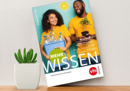 Erste Ausgabe des vhs Infomagazins 2021. Das Magazin steht auf einem Tisch neben einer Topfpflanze. Das Titelbild zeigt den Titel 