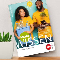 Erste Ausgabe des vhs Infomagazins 2021. Das Magazin steht auf einem Tisch neben einer Topfpflanze. Das Titelbild zeigt den Titel 