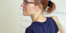 Fotografie der Deutsch Dozentin Natascha Krüger an der Volkshochschule Karlsruhe