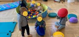 Babys spielen miteinander im Zwillingstreff