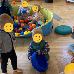 Babys spielen miteinander im Zwillingstreff