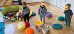 Kleine Kinder spielen beim Mehrlingstreff in der vhs Karlsruhe