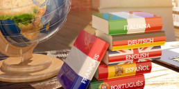 Eine Weltkugel Bücher zu unterschiedlichen Sprachen auf einem Tisch