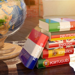 Eine Weltkugel Bücher zu unterschiedlichen Sprachen auf einem Tisch